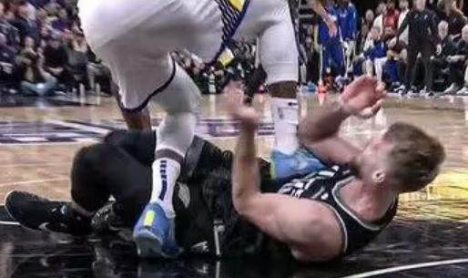 乐鱼app官方下载入口-【观察】人生恩师亲自为追梦量刑 禁赛一场仍引争议